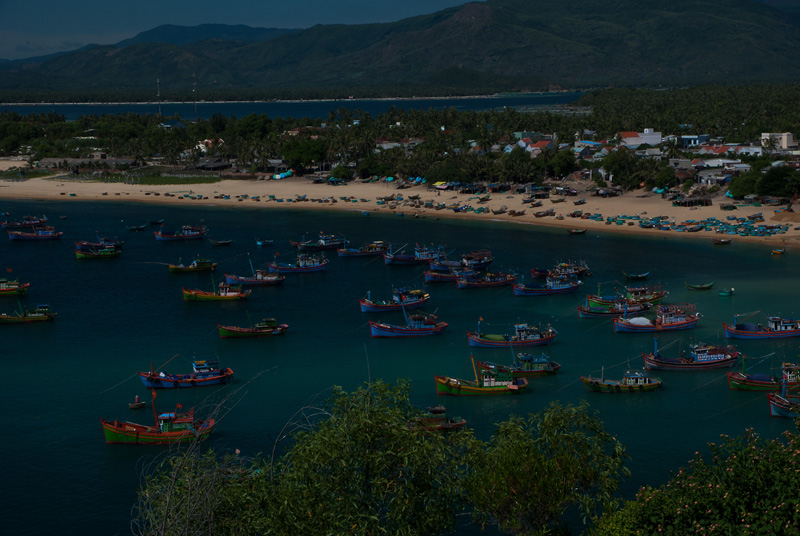 bootjes in het water onderweg in Vietnam